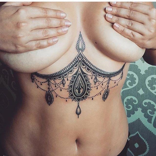 Тату под грудью девушки