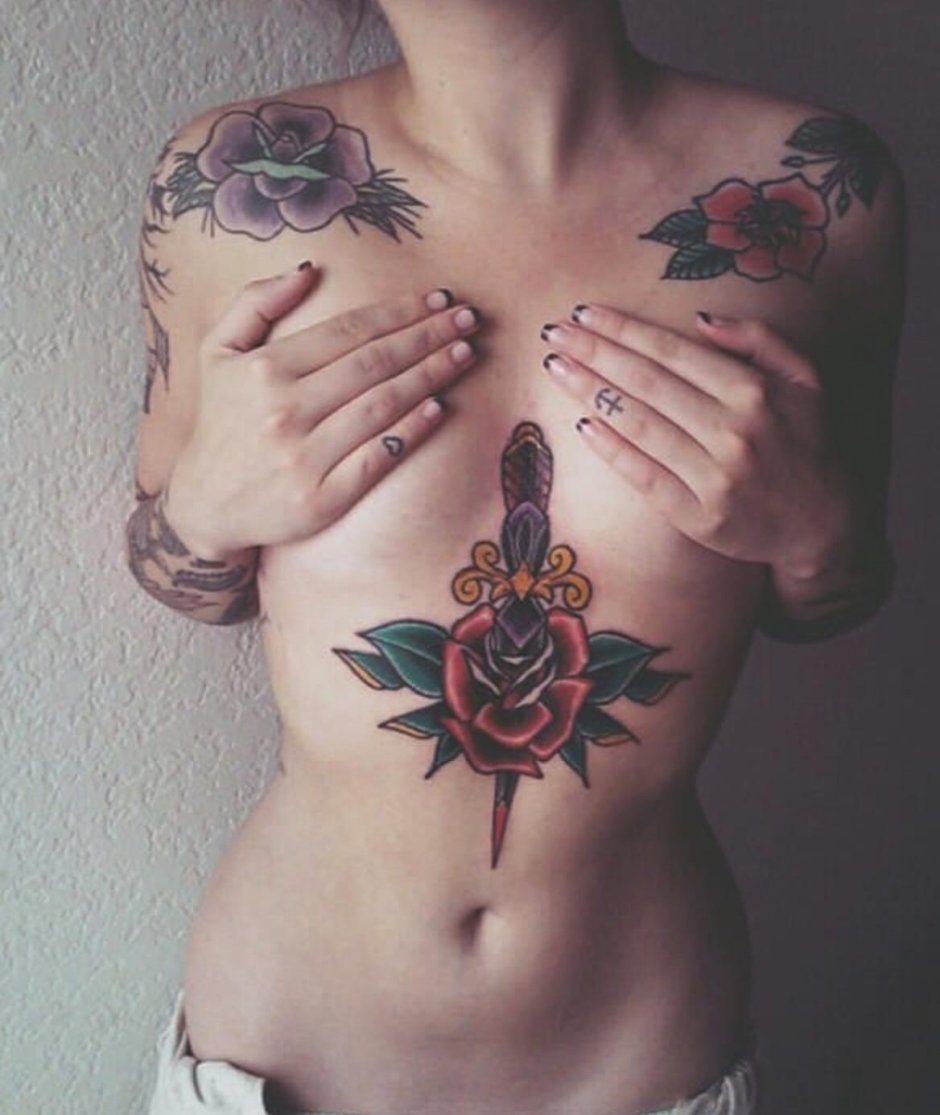 Тату кинжал на груди