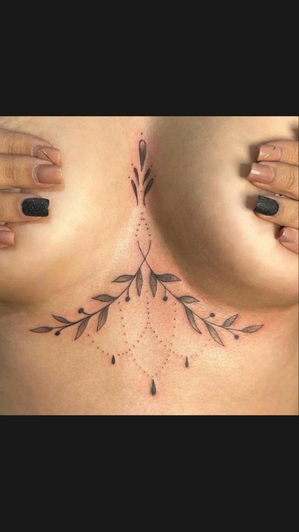 Небольшие тату под грудью