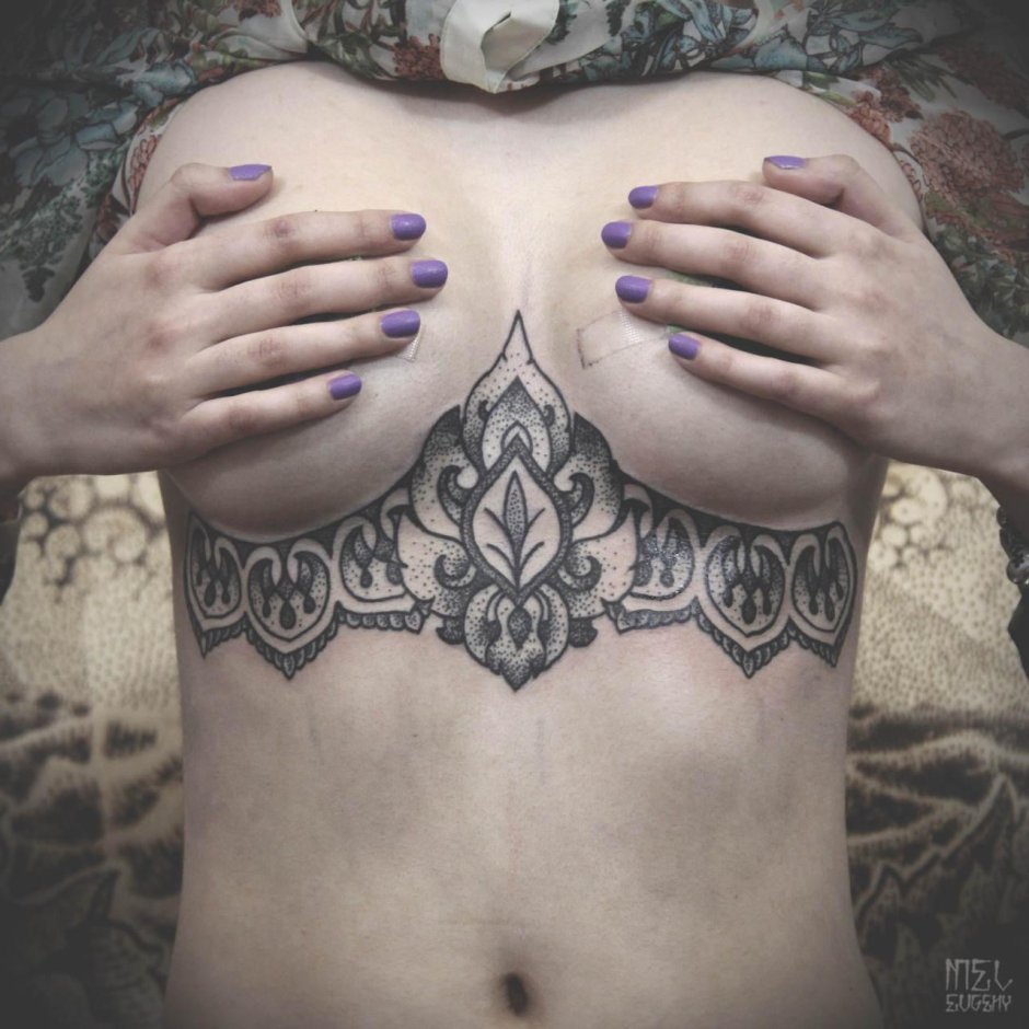 Тату под грудиной у девушек