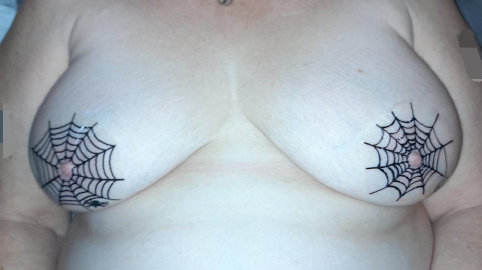 Тату паутина на груди