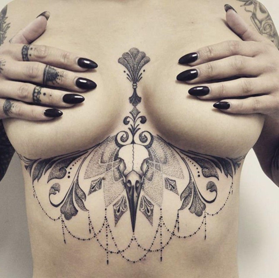 Татуировка под грудью