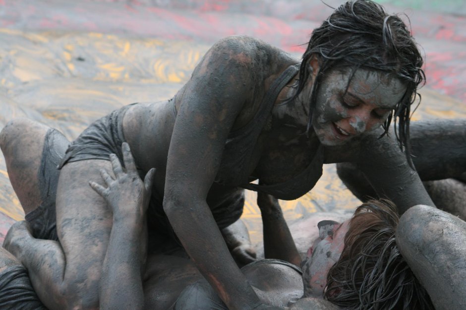 Девушка в грязи голая