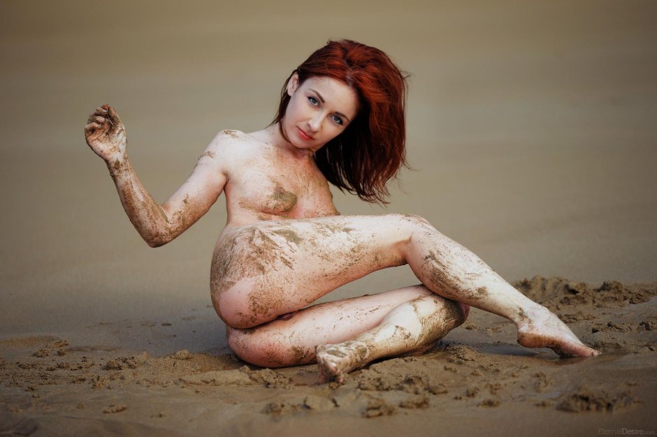 Девушка в грязи голая