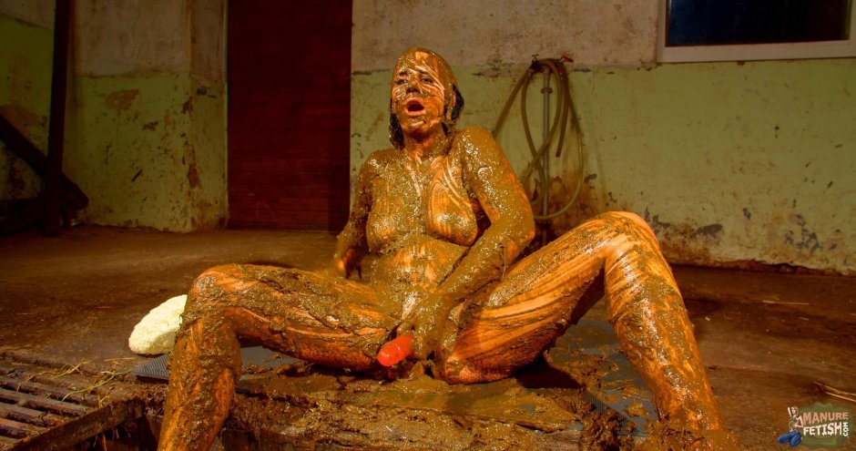 Девушка в навозе