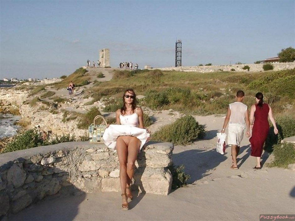 Под платьем невесты