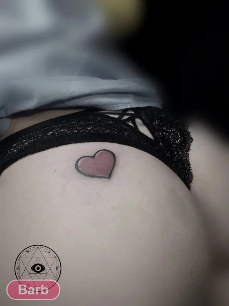 Тату сердечко на попе