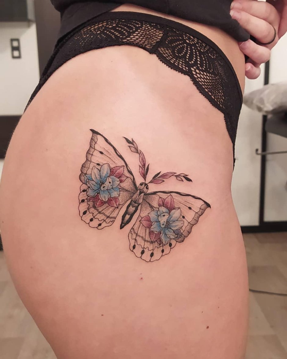 Тату бабочка на бедре