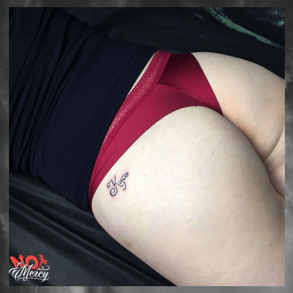 Тату на попе девушки