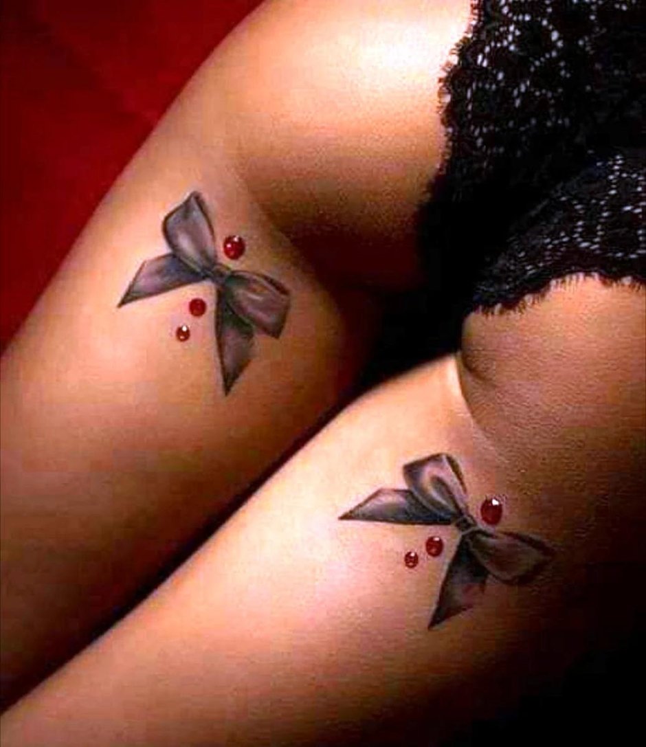 Тату бантики на ляшках