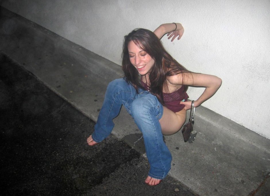 Красивые девушки писаются