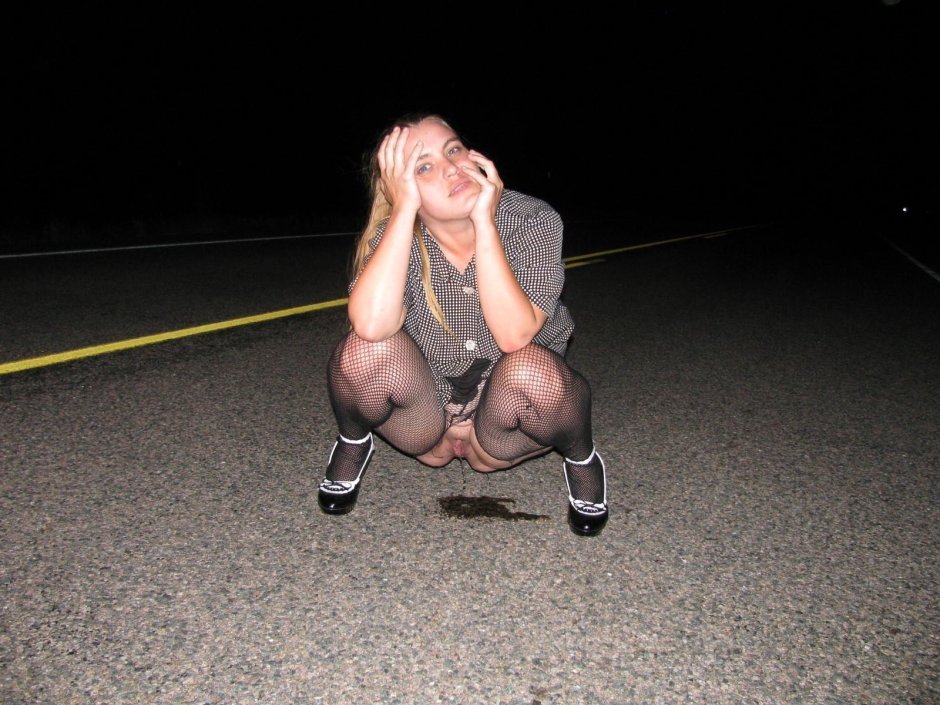 Девушка ссыт на трассе