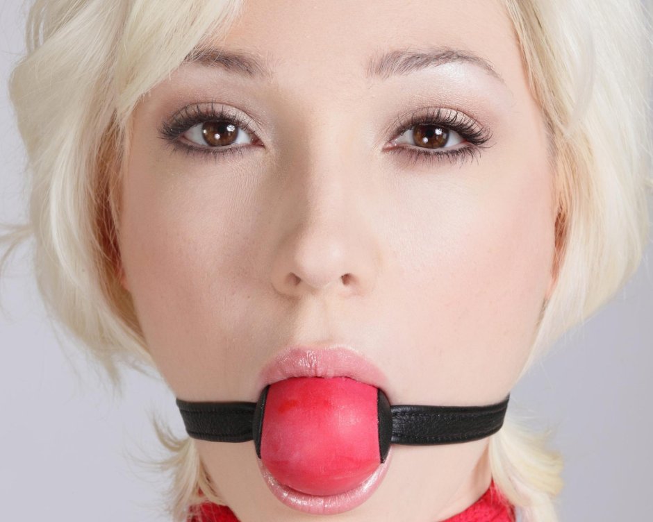 Девушка большой кляп шар