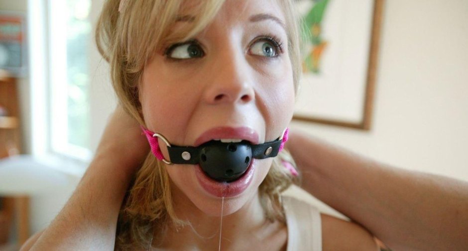 Chastity linn с кляпом во рту