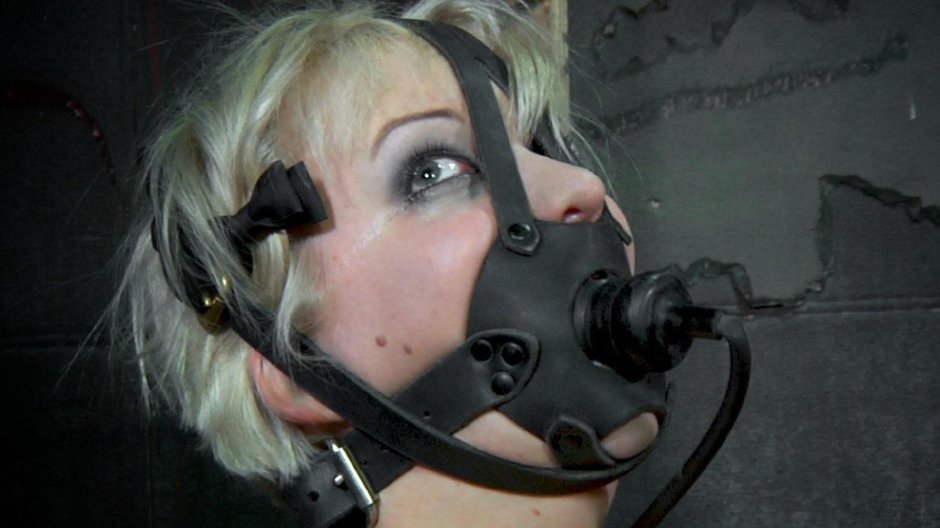 Девушка в противогазе