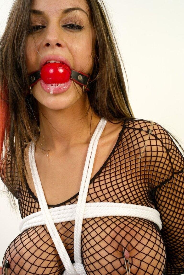 Нюша певица