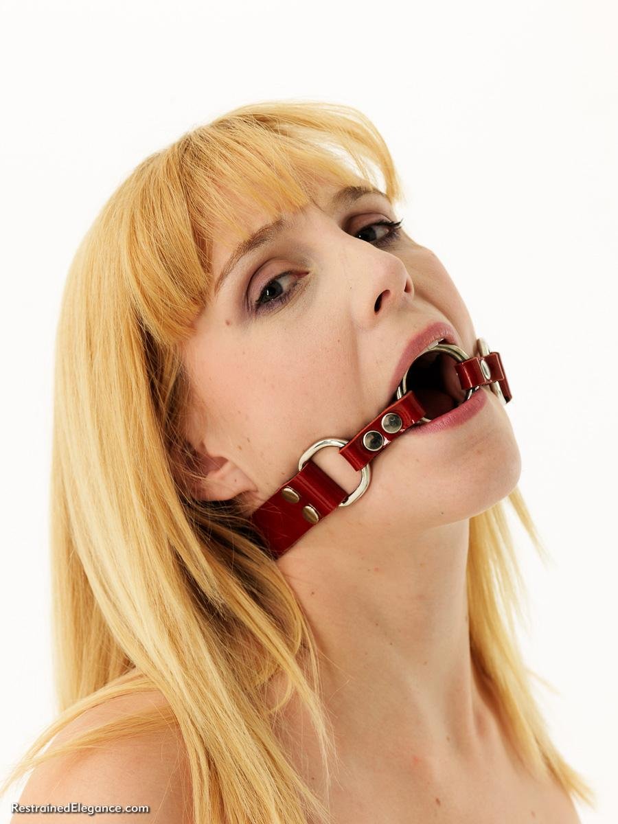 Девушка с кляпом расширителем