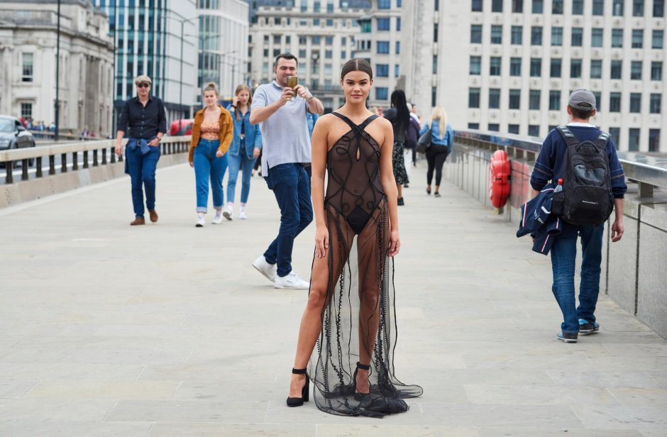 Прозрачное платье на улице