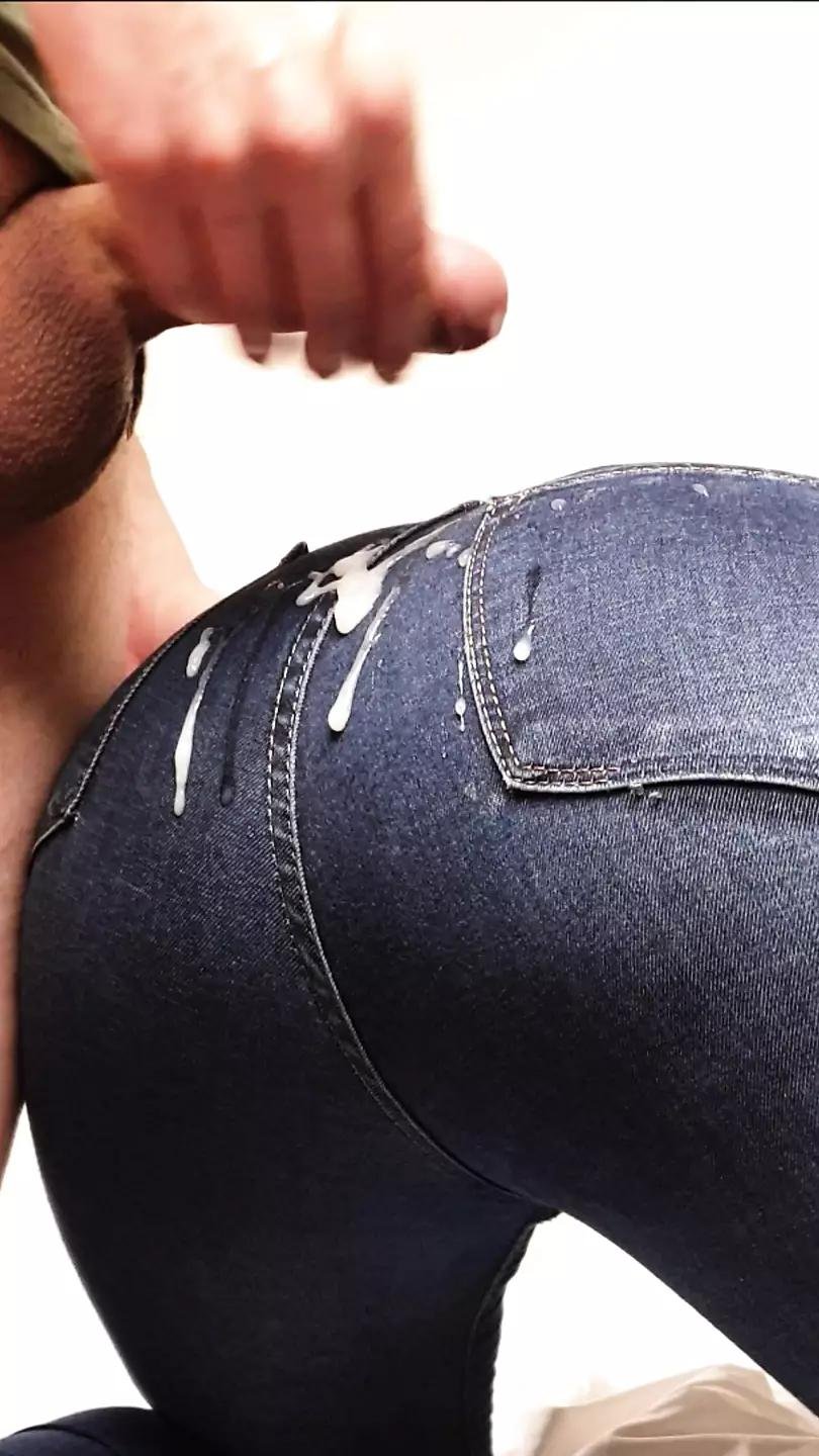 Красивая попа в джинсах камшот