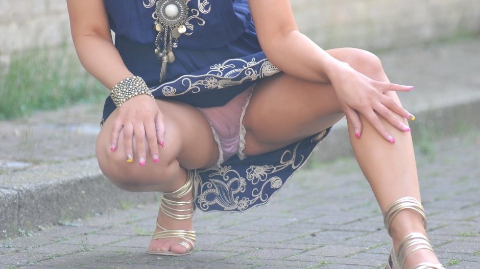 Засветы женщин без трусов