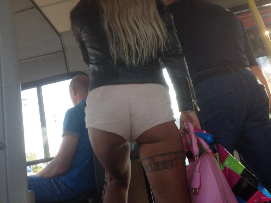 Попки девушек в общественном транспорте