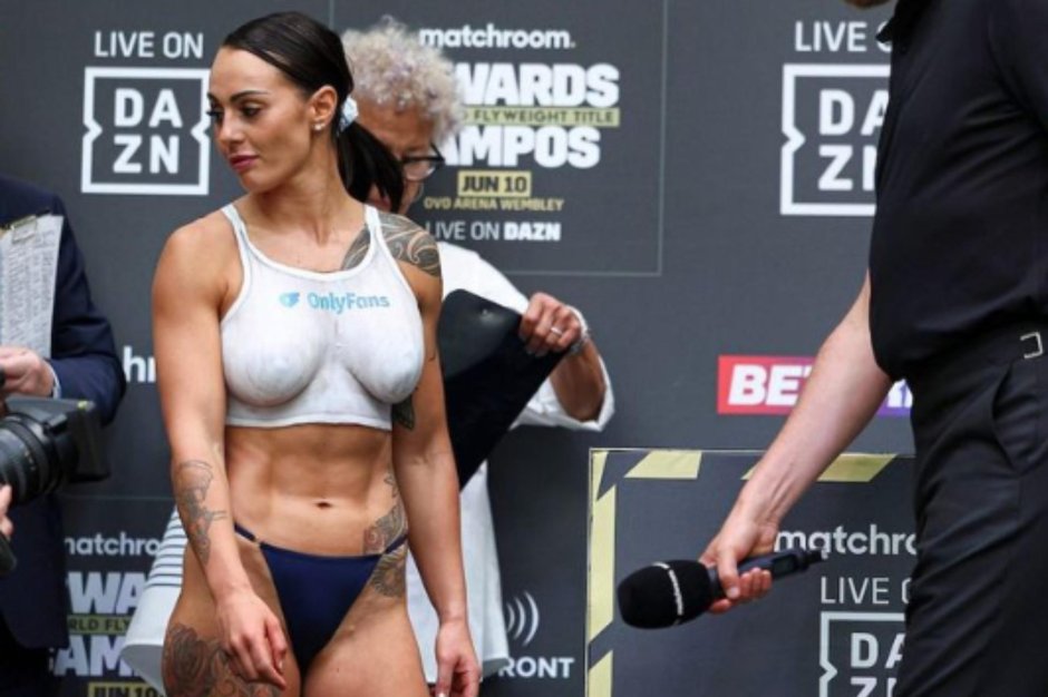 Джонсон топлесс на взвешивании