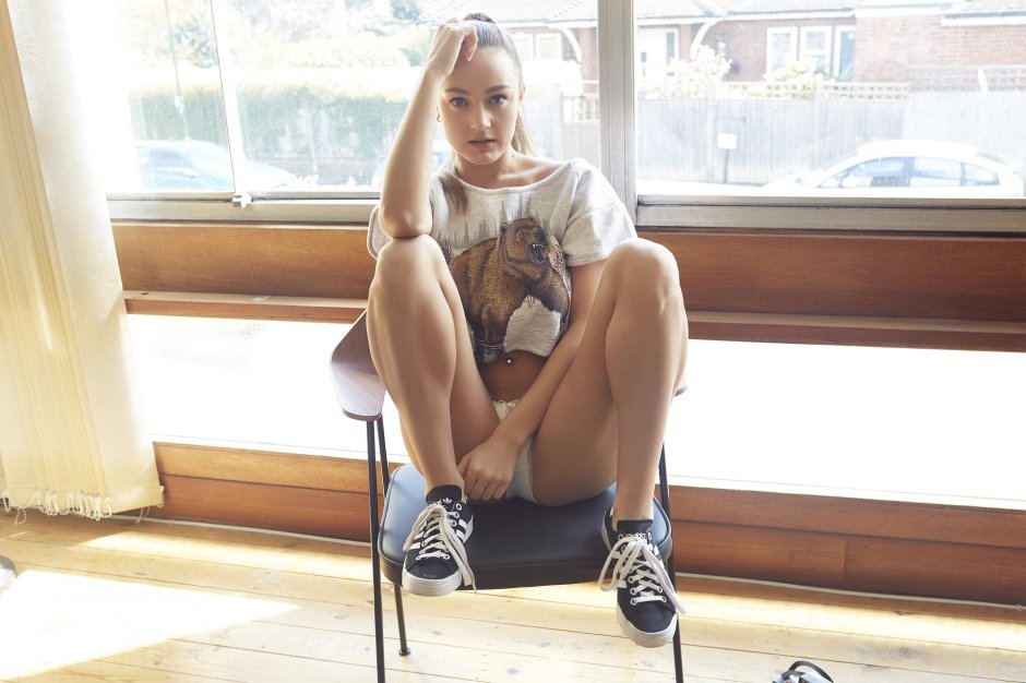 Девушки без трусов в кроссовках