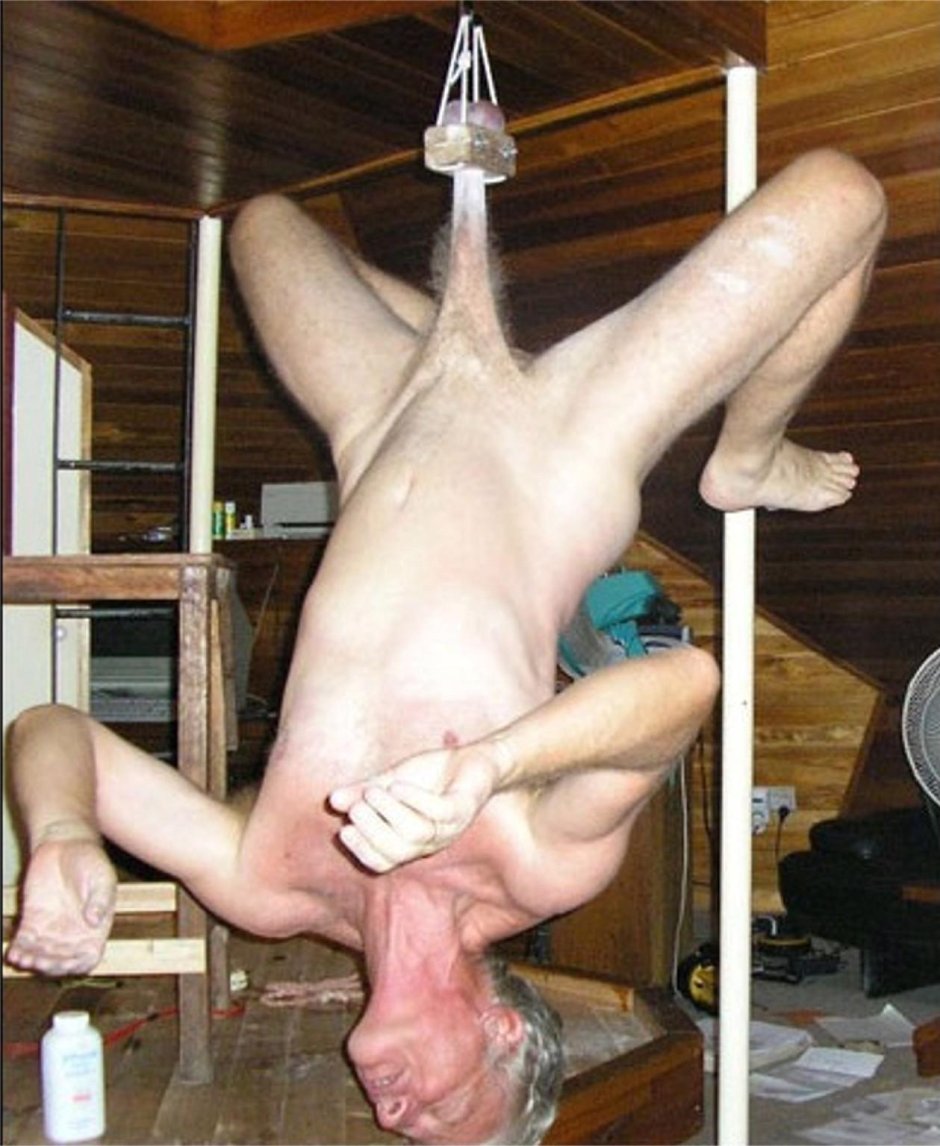 Парня подвесили за яйца