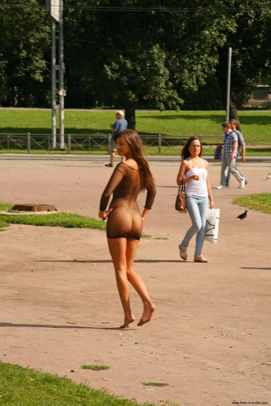 Прогулка голой в людном месте