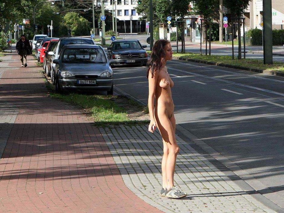 Голая девушка на улице