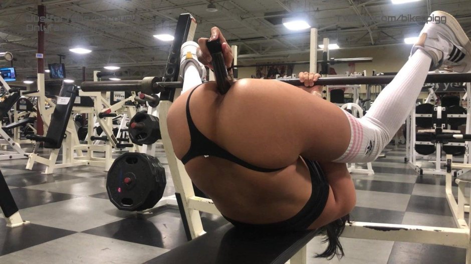 Голые женщины в тренажерном зале