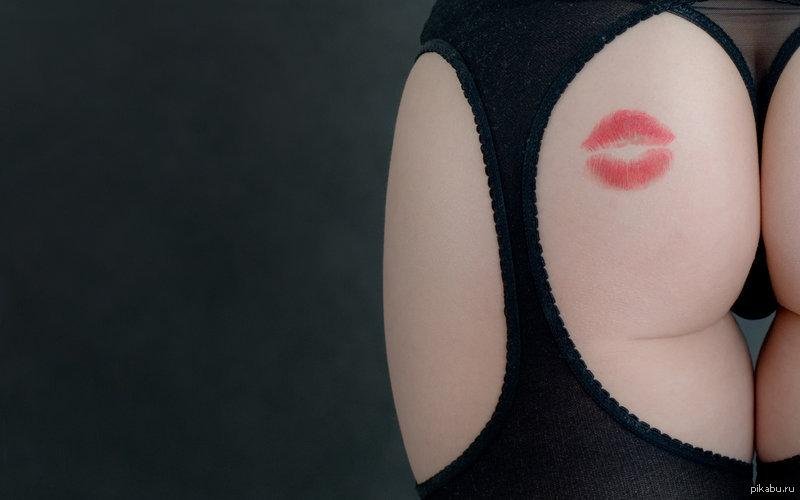 Тату поцелуй на попе