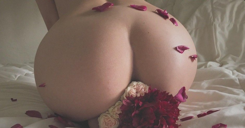 Цветок в попе