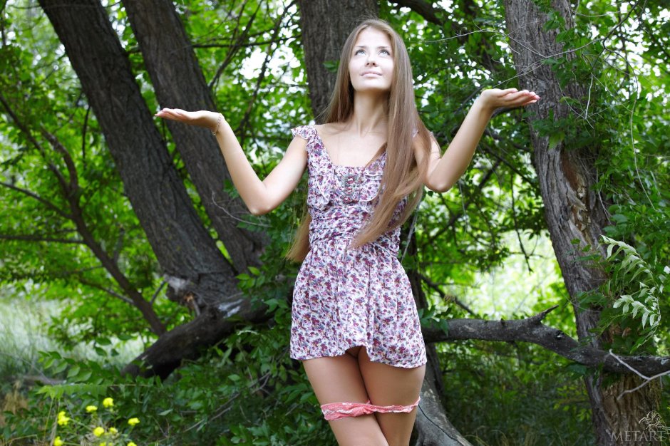 Девушка без платья на природе