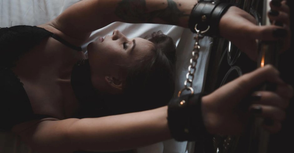 Наручниками к кровати