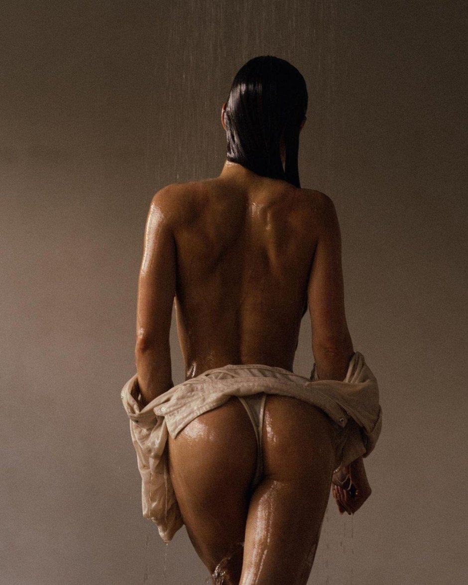 Вид со спины голой женщины за 50