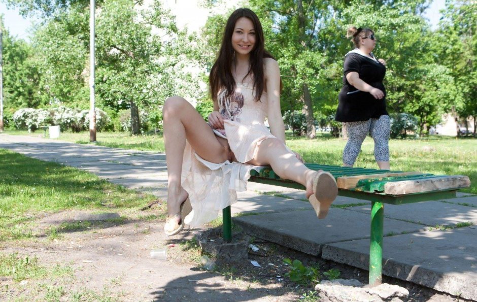 Девушка гуляет без трусиков