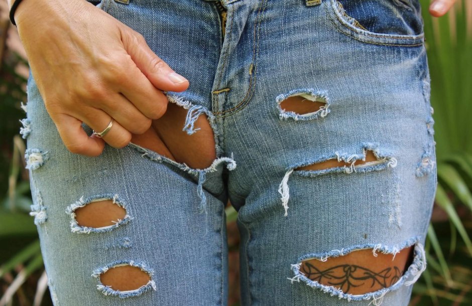 В рваных джинсах