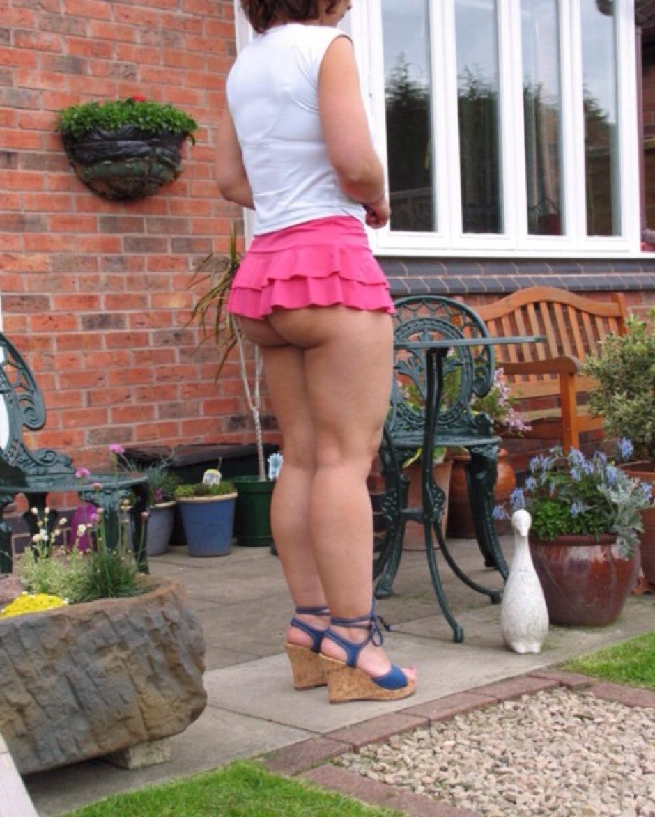 Милф в микро юбке без трусов