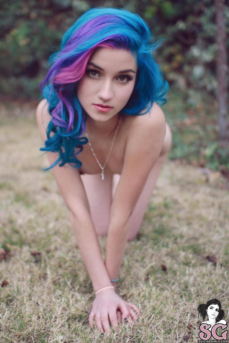 Девушка с голубыми волосами