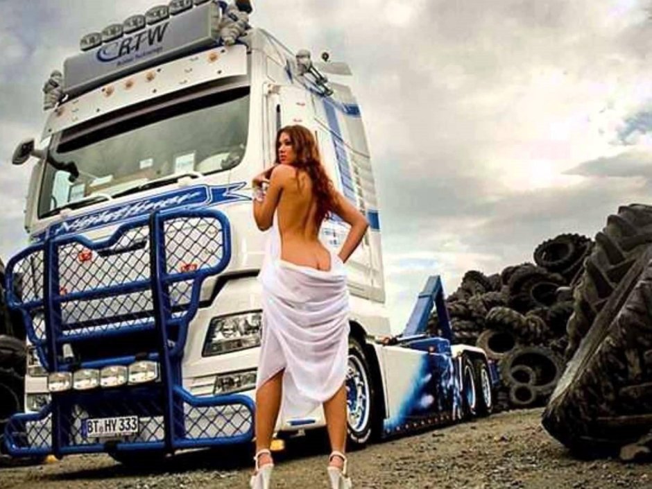 Красивые девушки и грузовики
