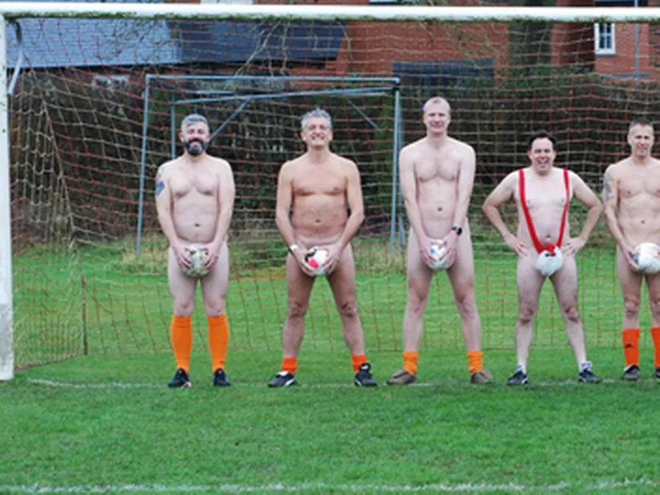 Полностью голые футболисты