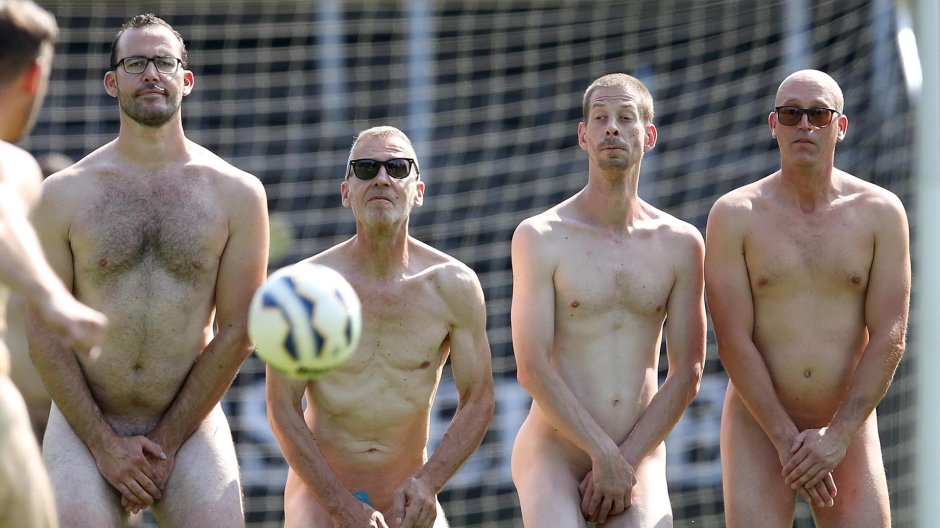 Полностью голые футболисты