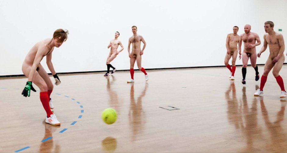 Голые футболисты на поле