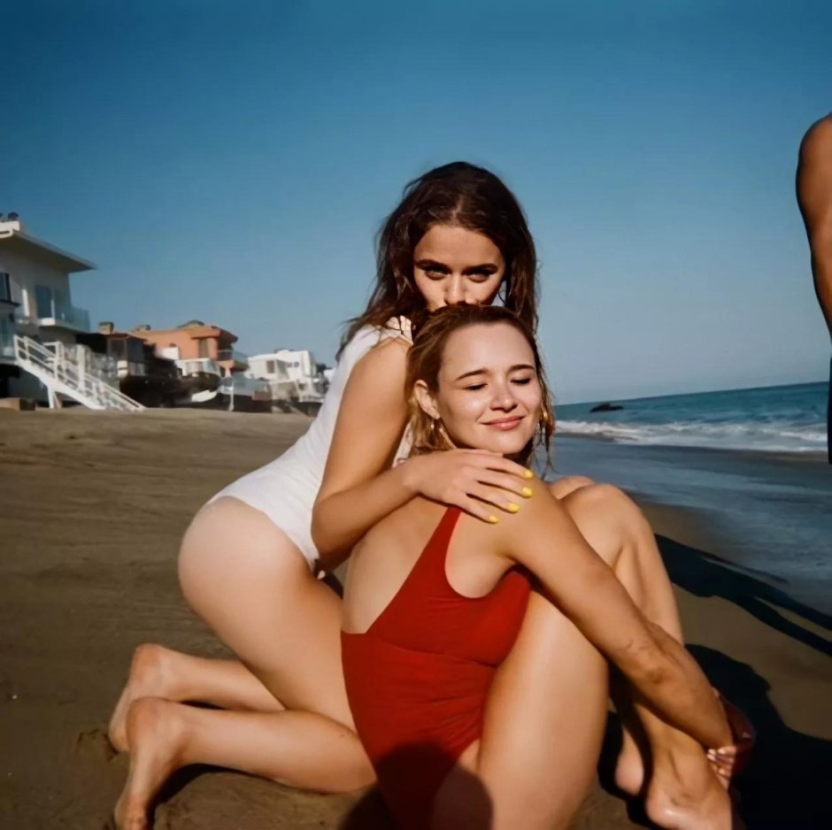 Подруги на пляже