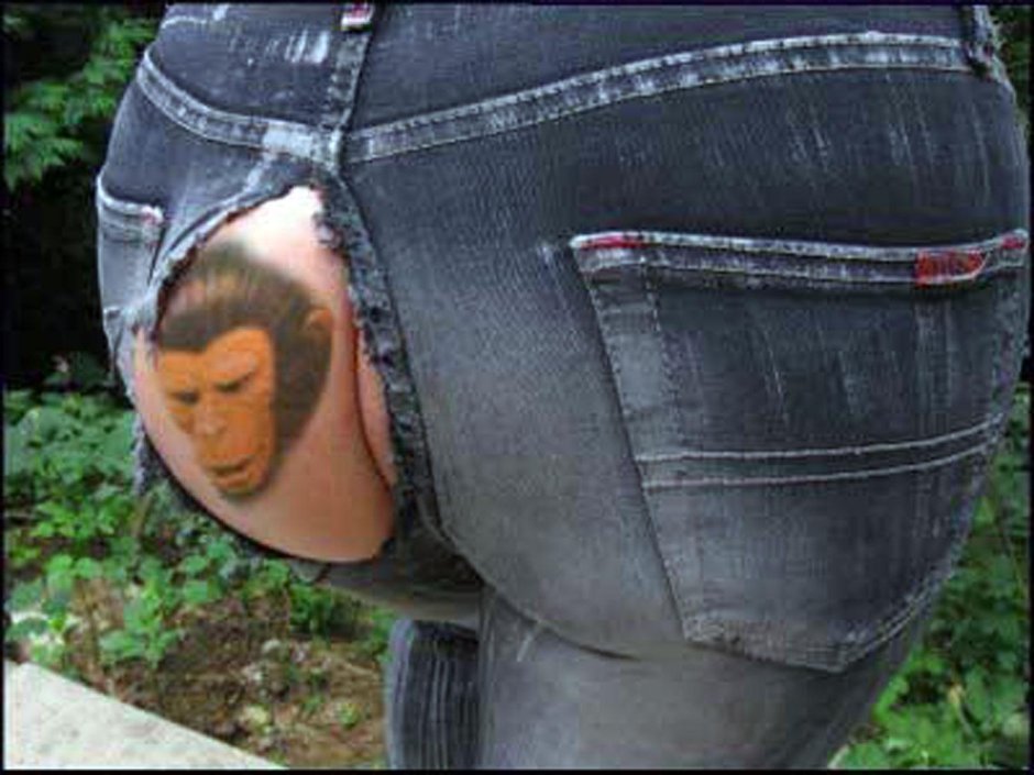 Голые задницы в порванных джинсах