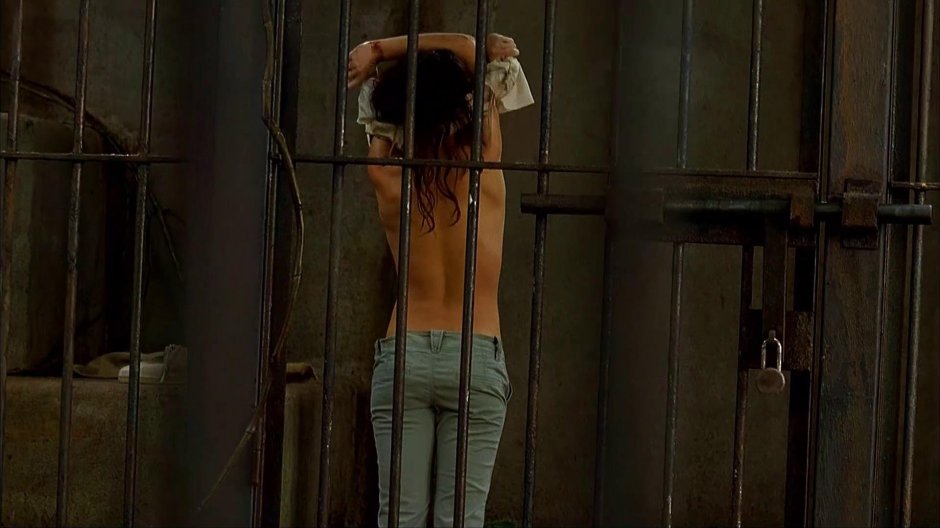 Девушка за решеткой