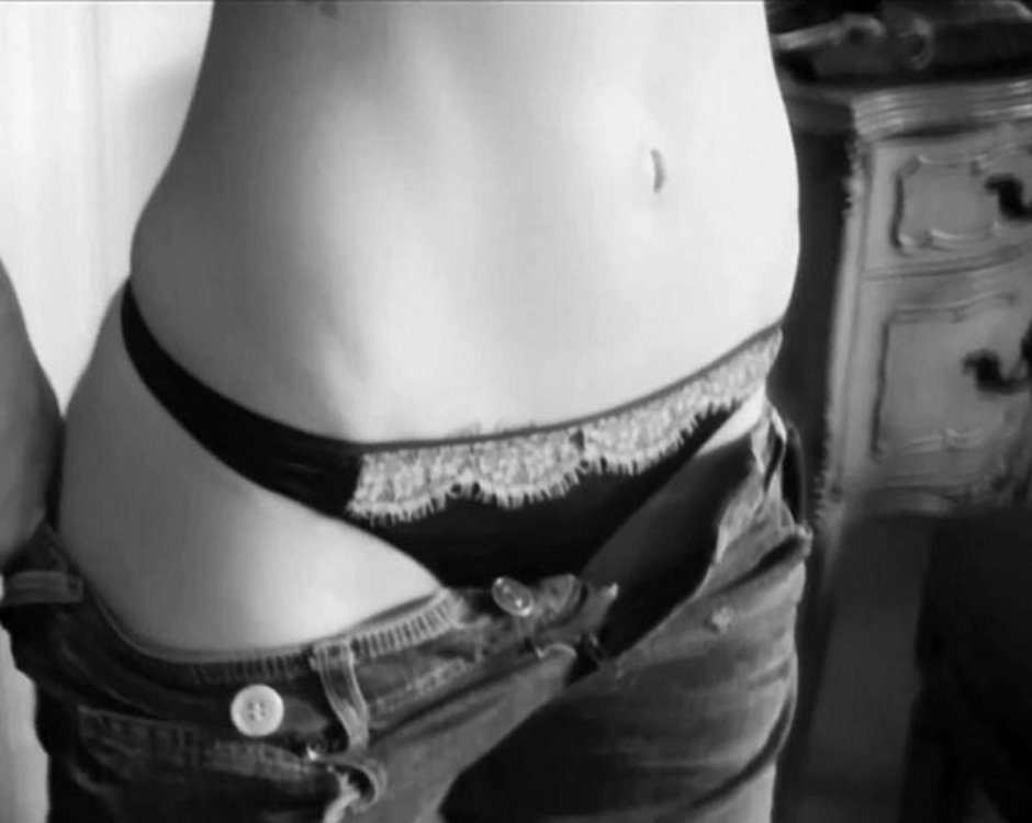 Девушка в трусах