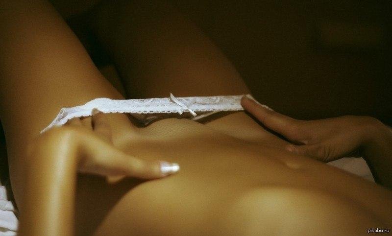 Эротично женская рука в трусиках