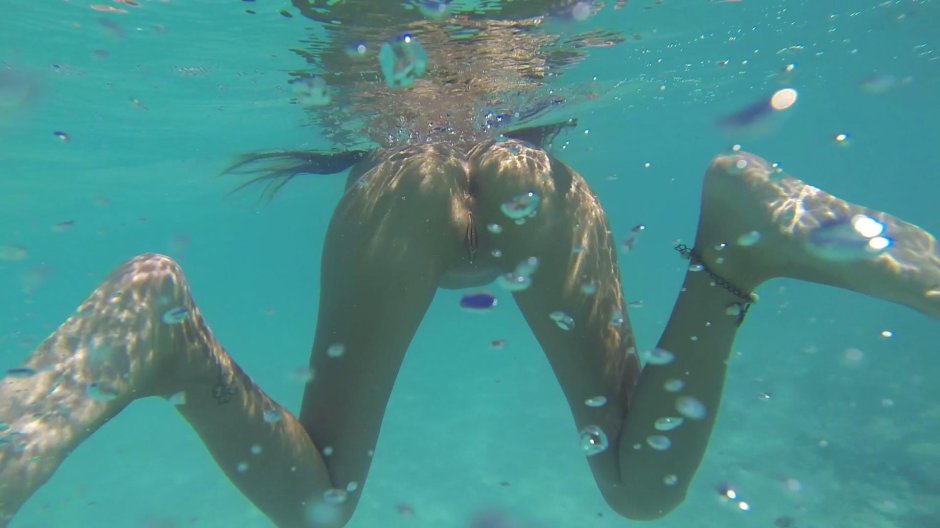 Голая девушка в воде